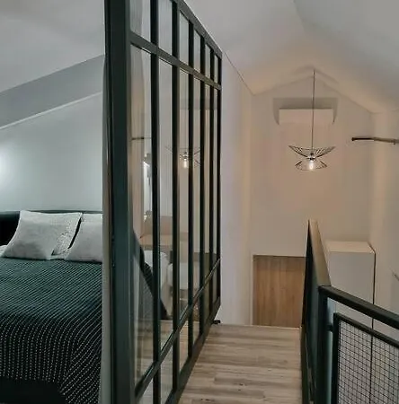 Industrial Style Loft Near Center *